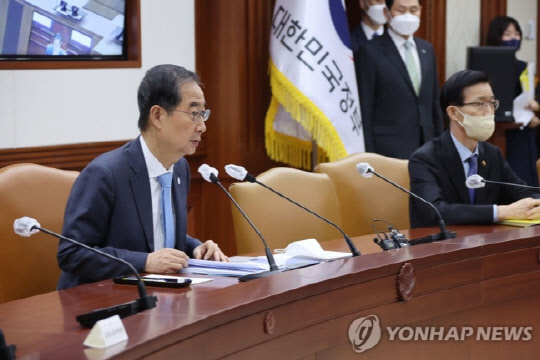 한덕수 국무총리가 24일 정부서울청사에서 열린 국정현안관계장관회의를 주재하고 있다.<사진: 연합뉴스>